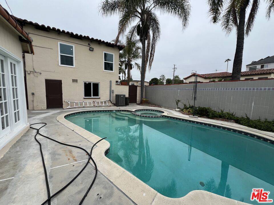 Los Angeles, CA 90035,1650 S Crest DR