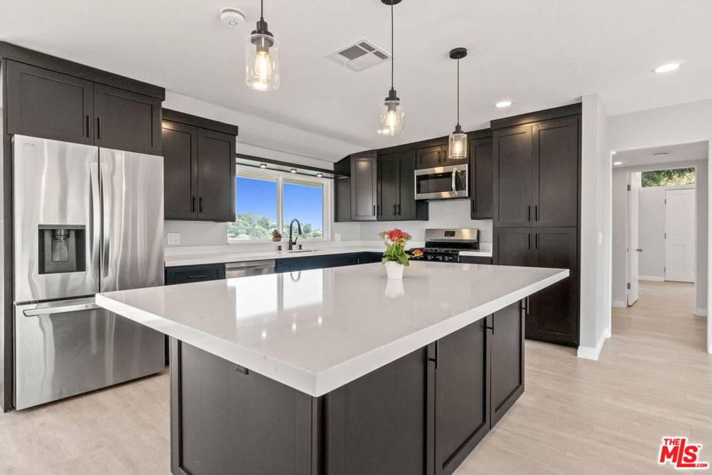Pacific Palisades, CA 90272,1060 Palisair PL
