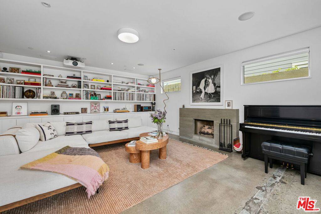 Santa Monica, CA 90402,301 Marguerita AVE