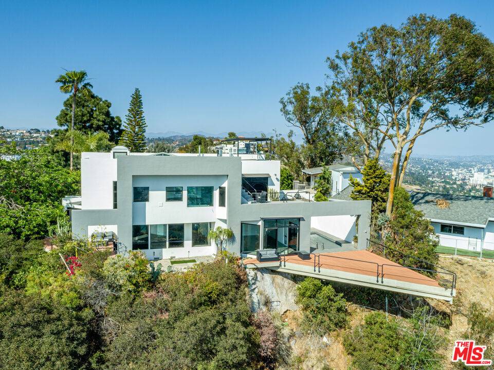 Los Angeles, CA 90046,8424 Grand View DR