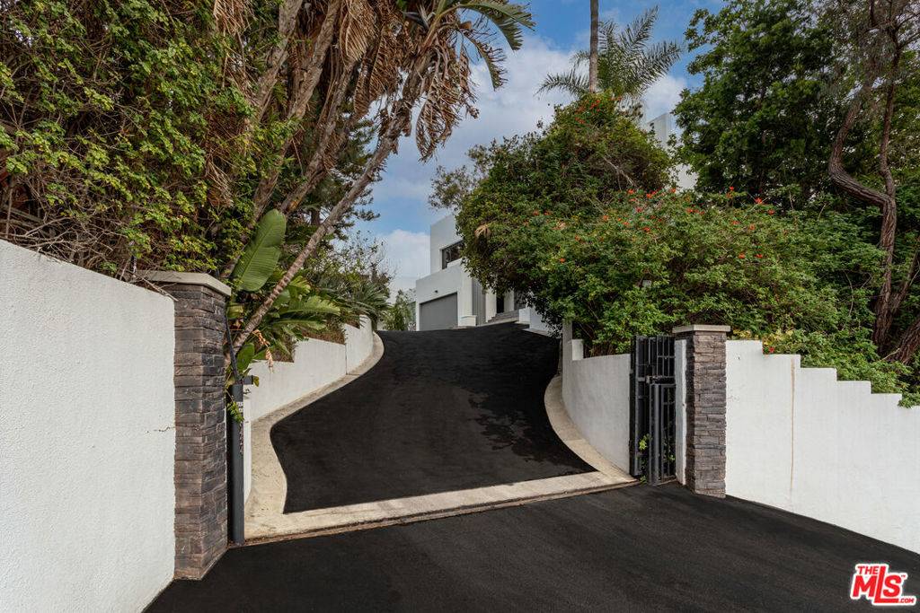 Los Angeles, CA 90046,8424 Grand View DR