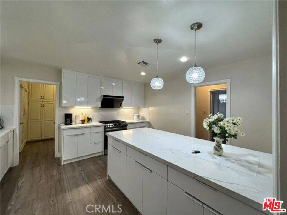 Beverly Hills, CA 90211,113 N Doheny DR