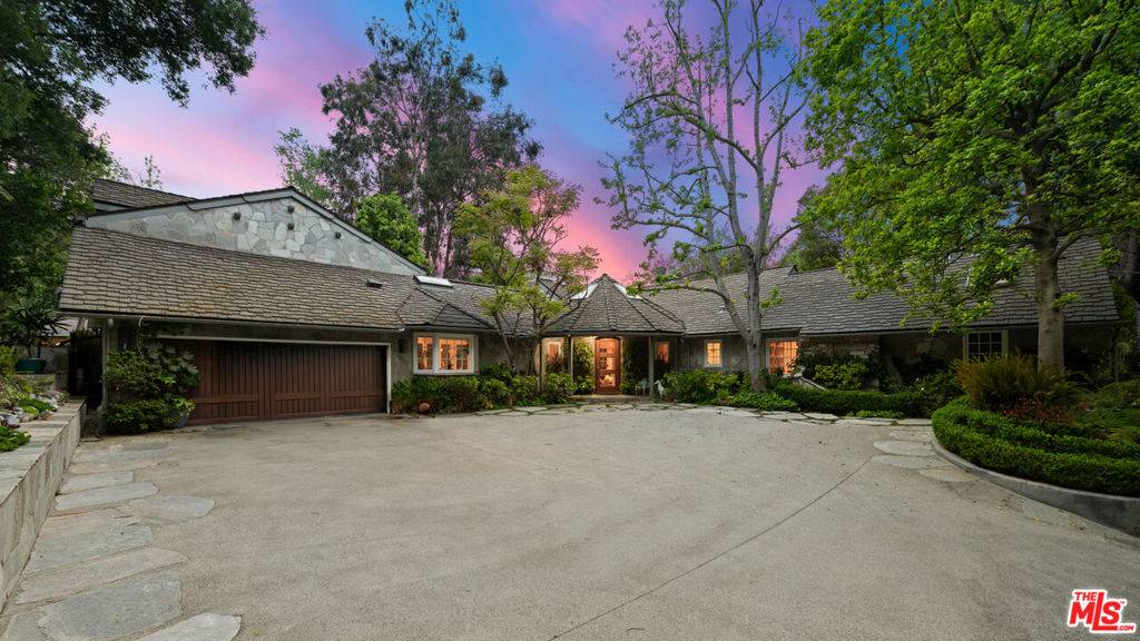 Beverly Hills, CA 90210,2576 Benedict Canyon DR