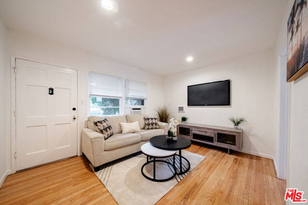 Glendale, CA 91202,823 Highland AVE #15