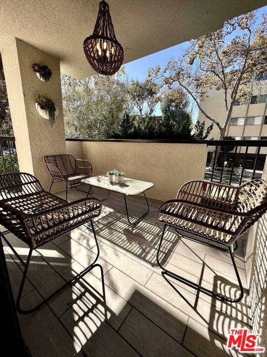 Beverly Hills, CA 90211,150 N Almont DR #102