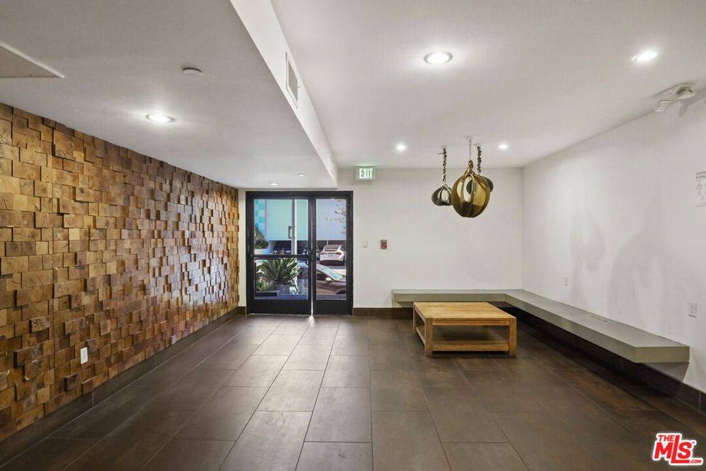 Los Angeles, CA 90049,11811 Darlington AVE #205
