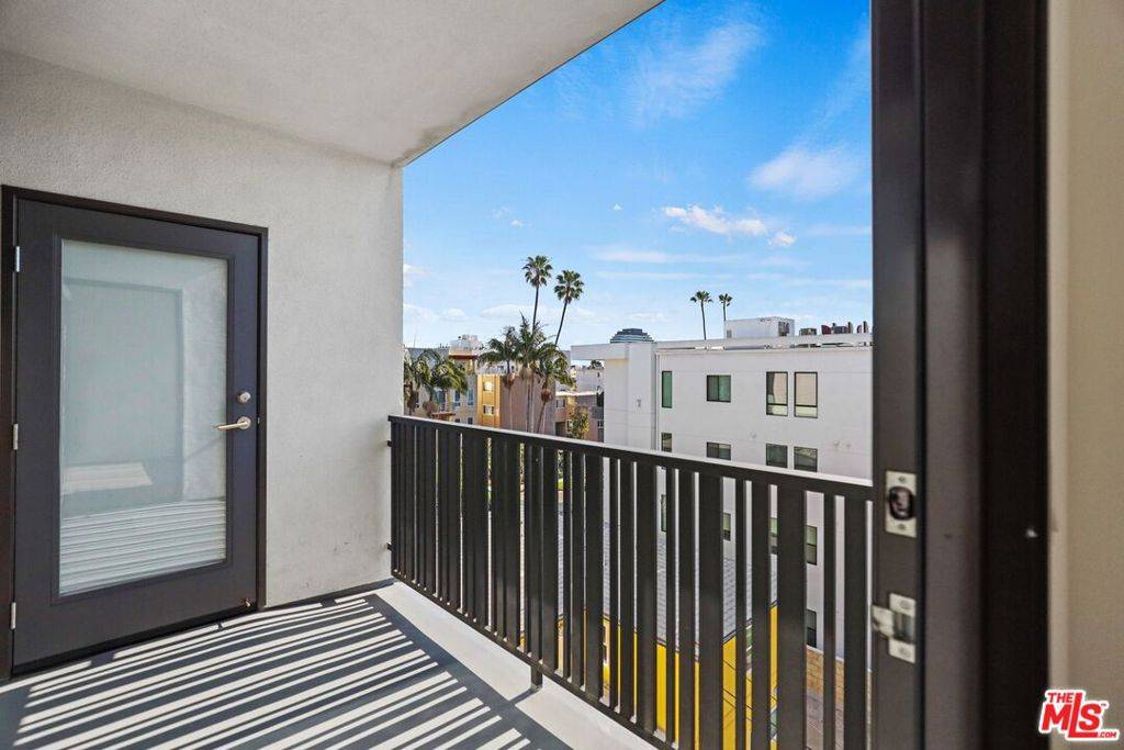 Los Angeles, CA 90049,11811 Darlington AVE #205