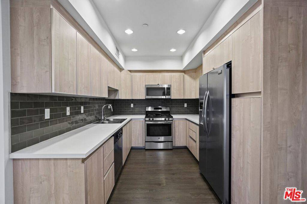 Los Angeles, CA 90049,11811 Darlington AVE #205