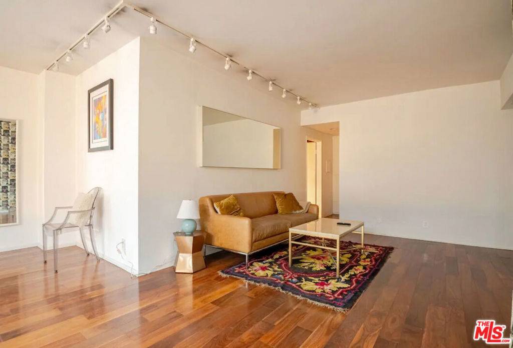 West Hollywood, CA 90069,1131 Alta Loma RD #217