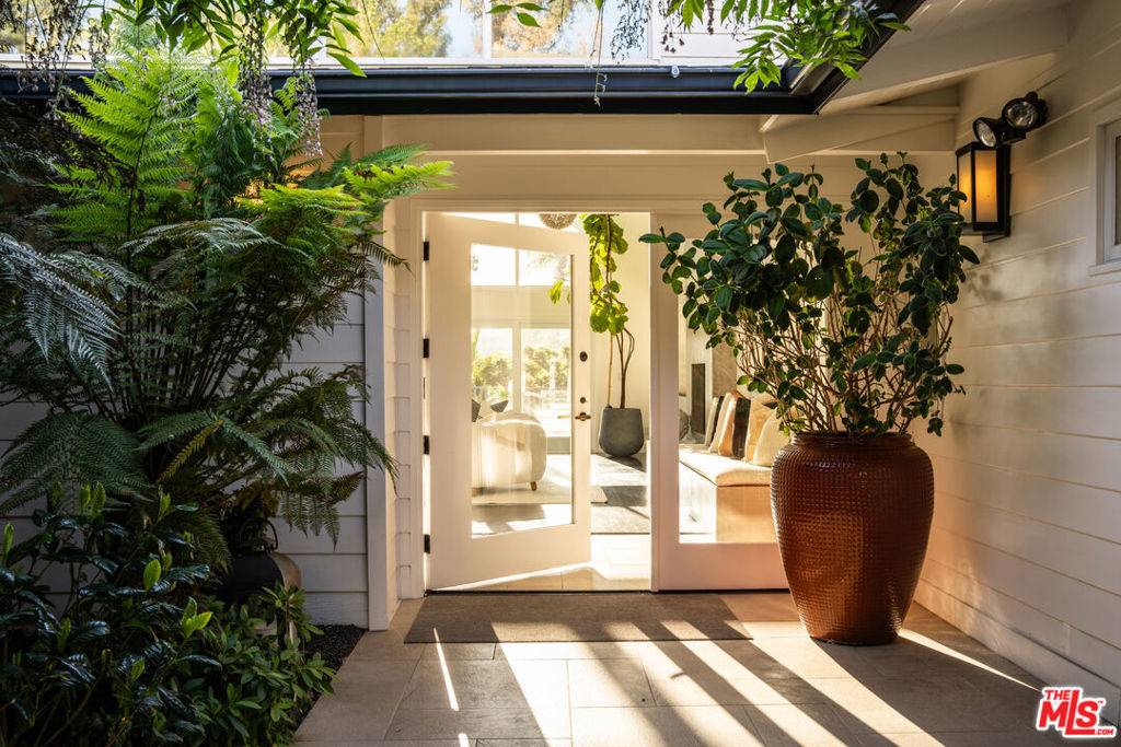Pacific Palisades, CA 90272,1135 Ravoli DR