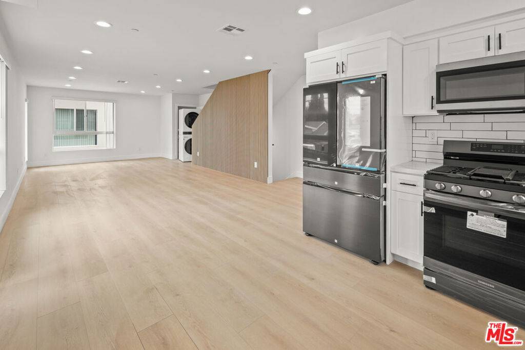 Los Angeles, CA 90039,2700 Fletcher DR #3053