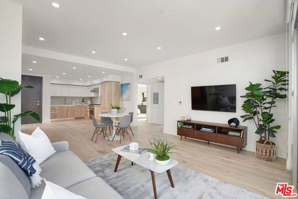 West Hollywood, CA 90046,8210 Fountain AVE #203