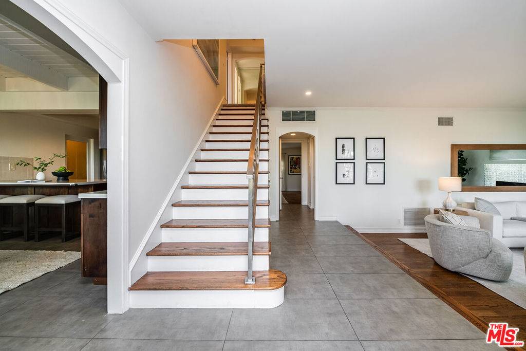Los Angeles, CA 90068,6609 Whitley TER