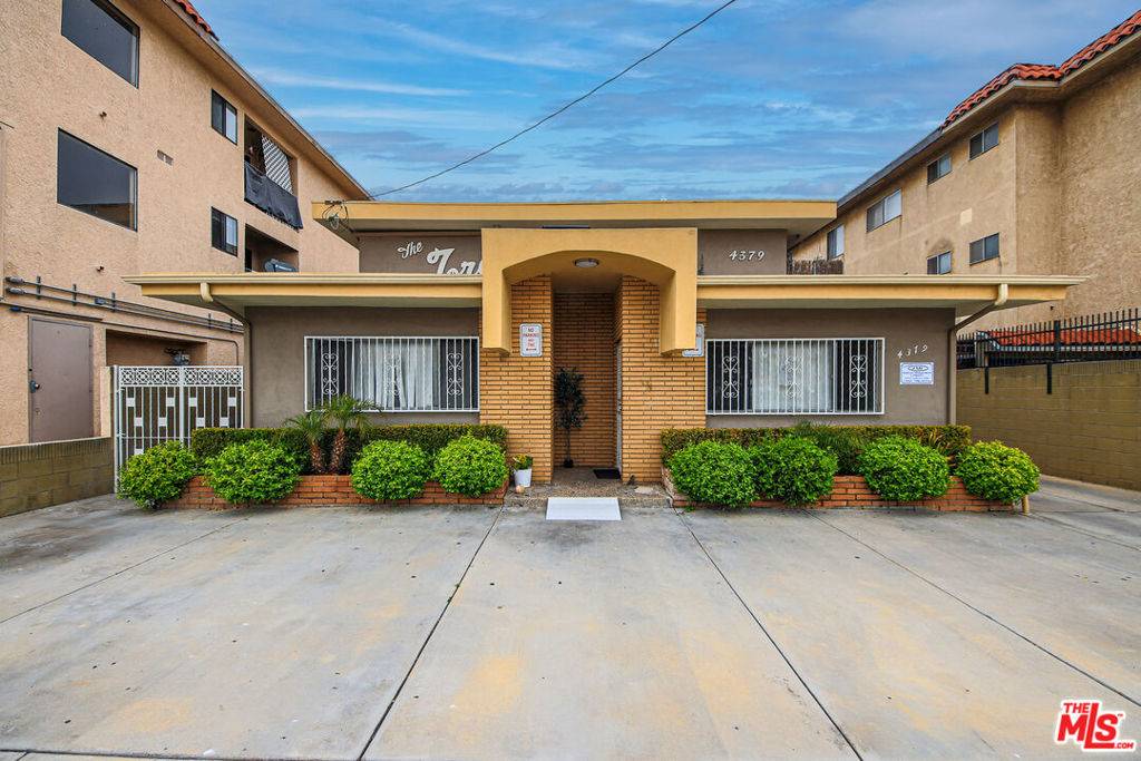 Hawthorne, CA 90250,4379 W 141st ST