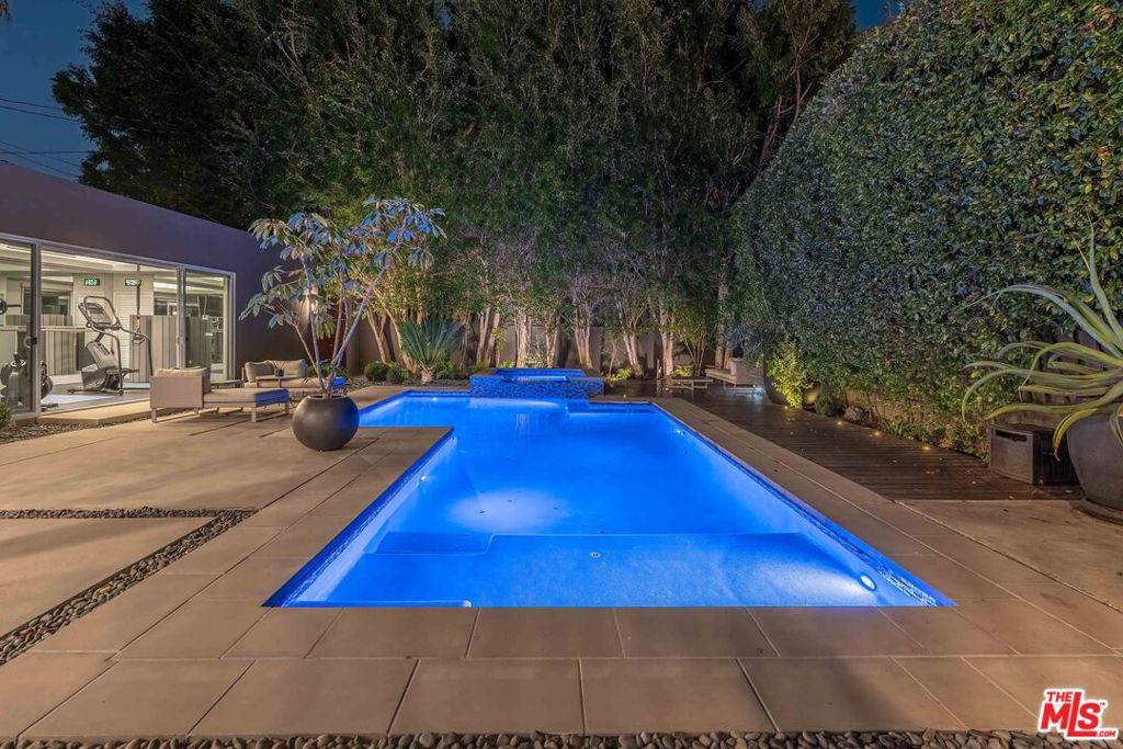 West Hollywood, CA 90069,8610 W West Knoll DR