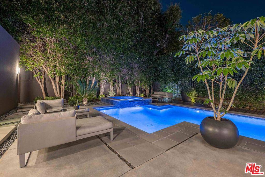 West Hollywood, CA 90069,8610 W West Knoll DR