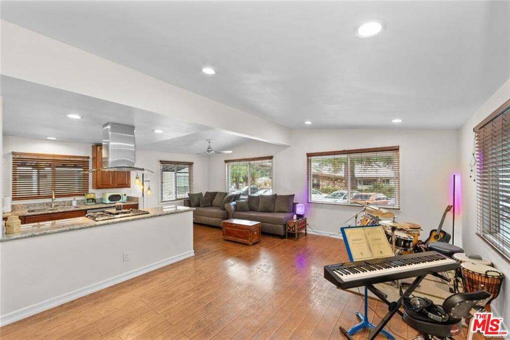 Woodland Hills, CA 91364,4201 Topanga Canyon BLVD #31