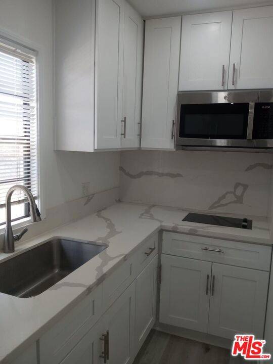 Los Angeles, CA 90038,1233 Gordon ST #6