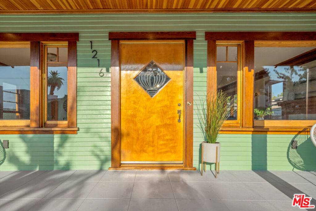 Los Angeles, CA 90029,1216 N Mariposa AVE