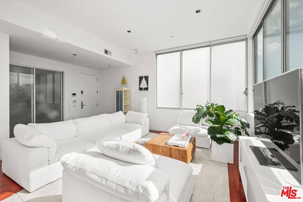 West Hollywood, CA 90069,1200 N Sweetzer AVE #7