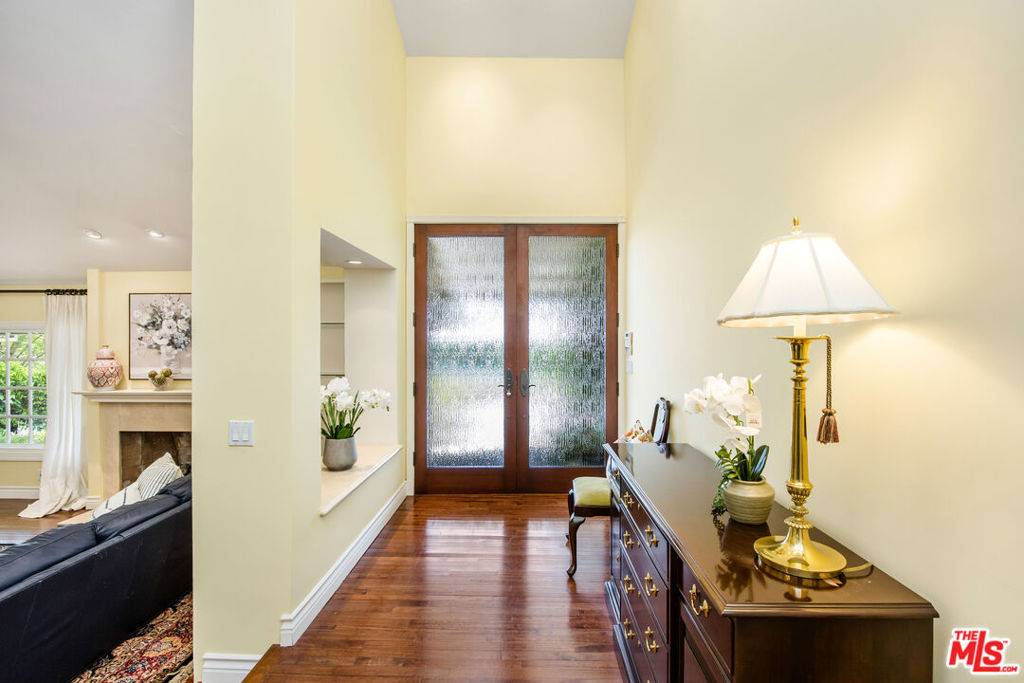 Los Angeles, CA 90049,2124 Eric DR