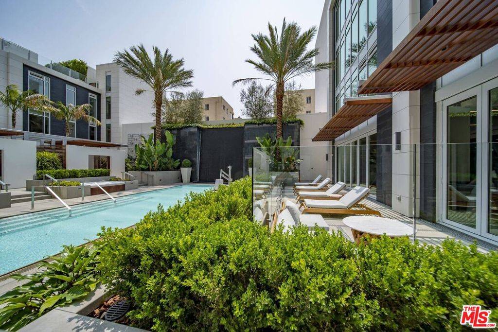 Los Angeles, CA 90048,9000 W 3rd ST #211
