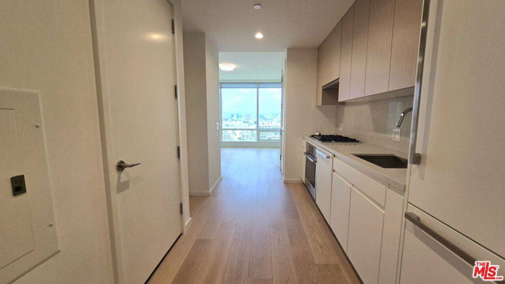 Los Angeles, CA 90017,877 Francisco ST #1618