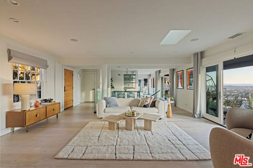 Los Angeles, CA 90069,8430 Franklin AVE