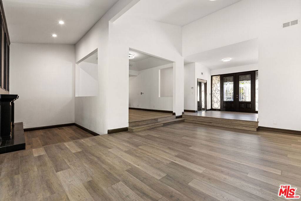 Northridge, CA 91324,9724 Bothwell RD