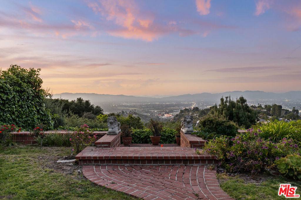 Los Angeles, CA 90077,15205 Mulholland DR