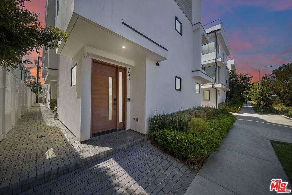 Los Angeles, CA 90038,733 N Gramercy PL