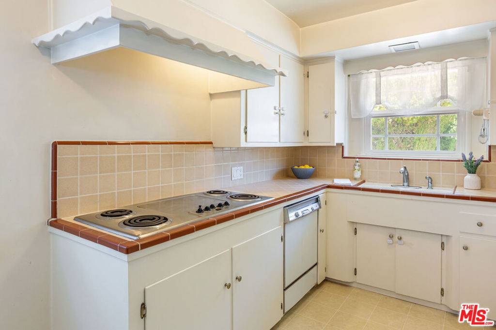 21924 Buena Ventura ST Woodland Hills, CA 91364