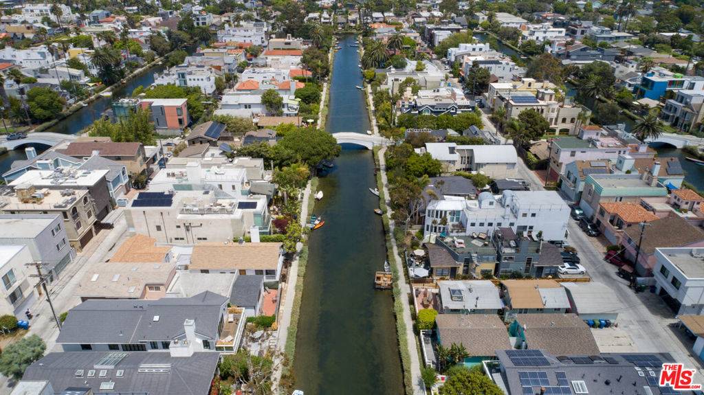 Venice, CA 90291,219 Howland Canal