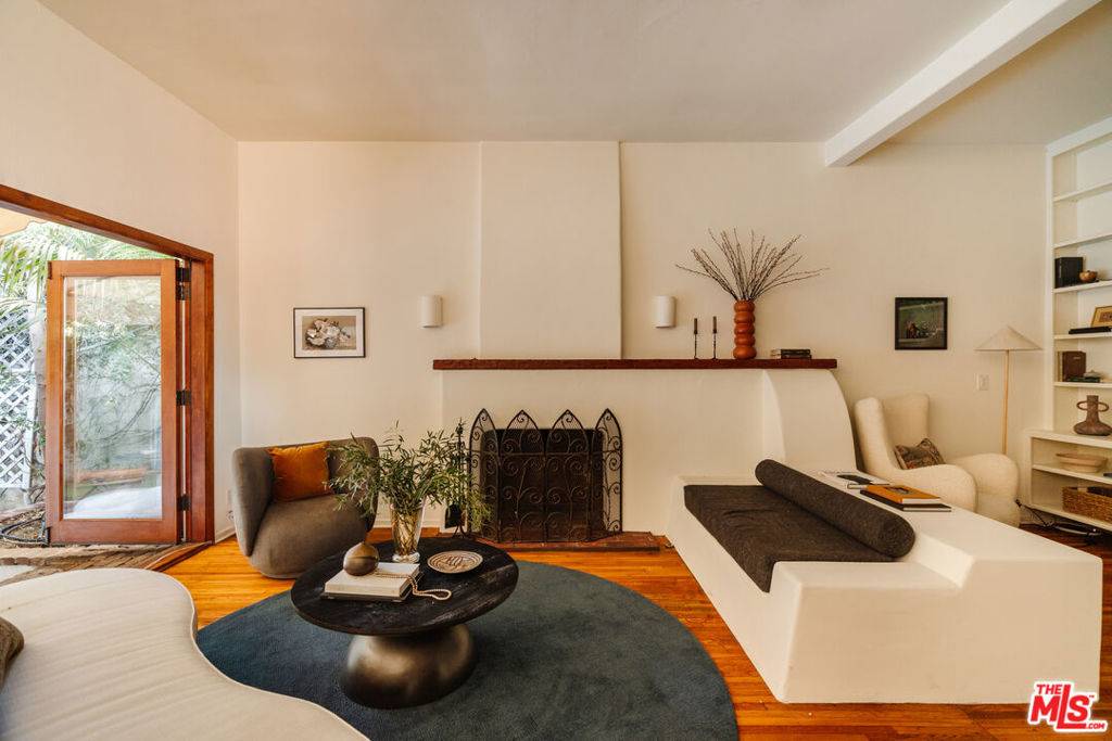 West Hollywood, CA 90069,939 N Wetherly DR