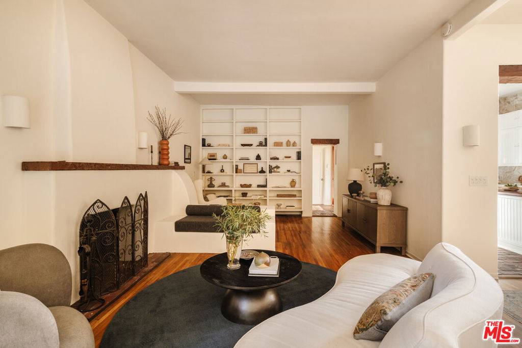 West Hollywood, CA 90069,939 N Wetherly DR