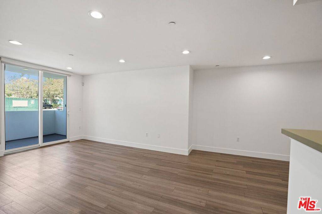 Los Angeles, CA 90046,833 Edinburgh #301