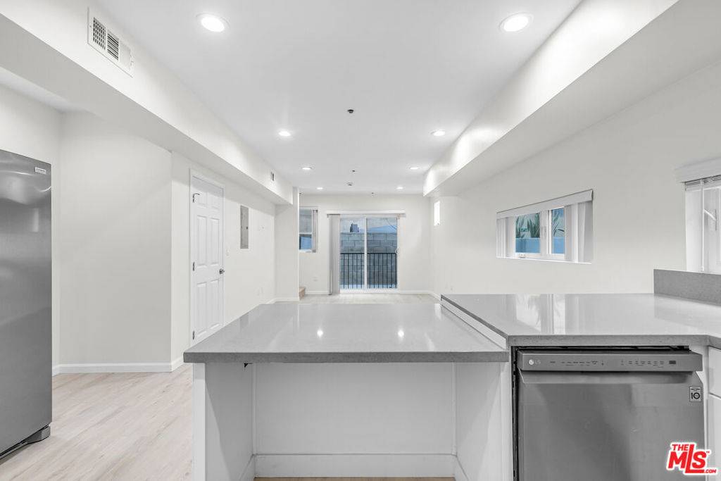 Los Angeles, CA 90027,1409 N Hobart BLVD ##104