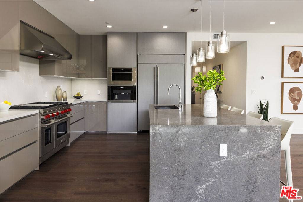 Beverly Hills, CA 90210,425 N Palm DR #204