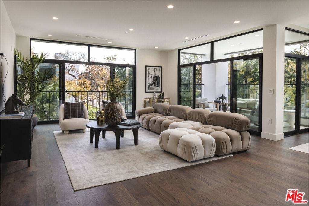 Beverly Hills, CA 90210,425 N Palm DR #204