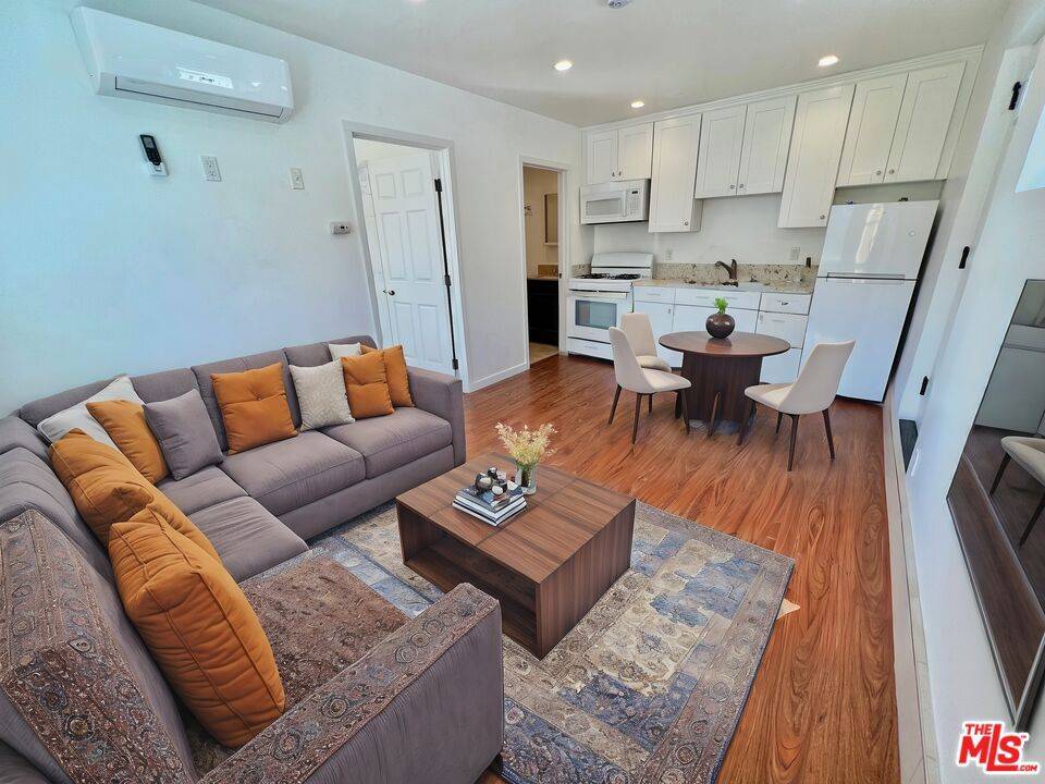 Los Angeles, CA 90008,3901 S Orange DR