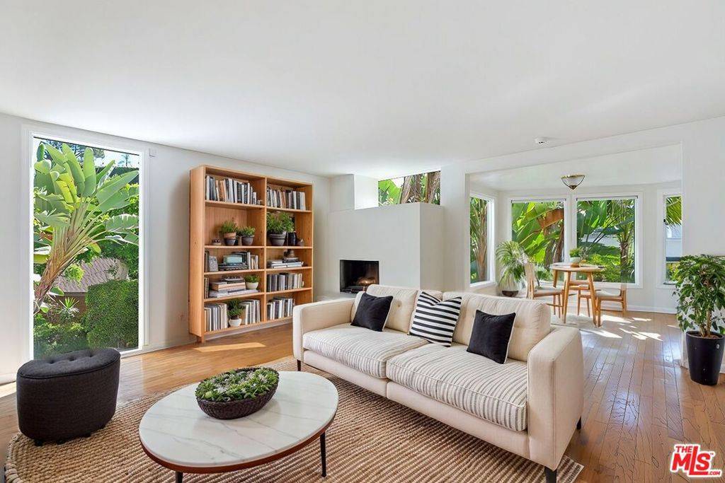 Beverly Hills, CA 90210,9315 Lloydcrest DR