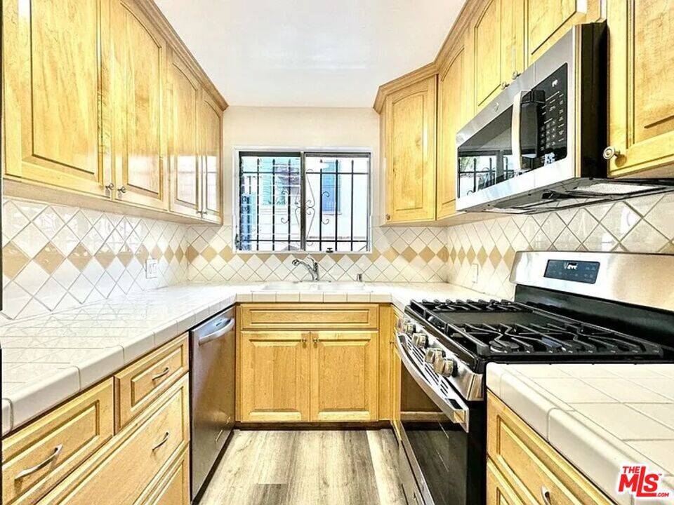 Los Angeles, CA 90035,925 S Holt AVE #2