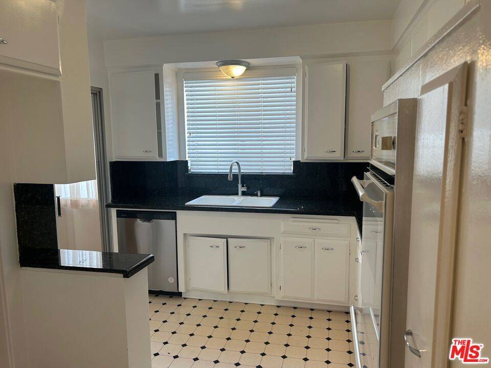 Beverly Hills, CA 90211,237 N Almont DR #303