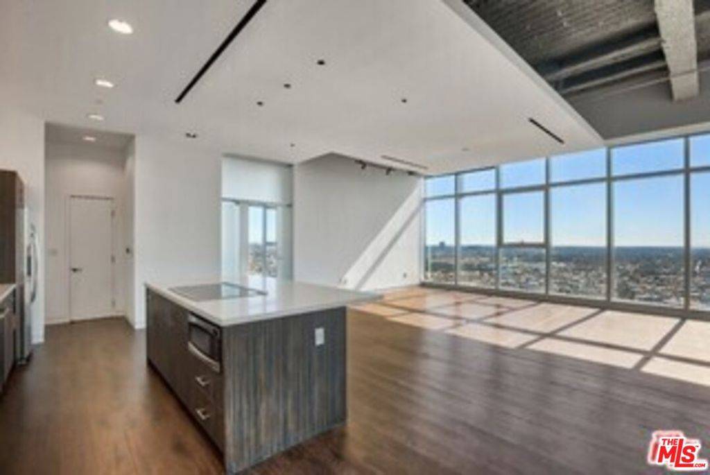 Los Angeles, CA 90028,1480 VINE ST #0401