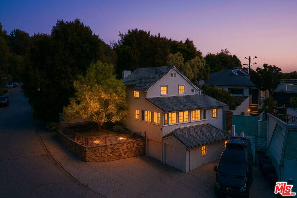 Los Angeles, CA 90068,6438 Ivarene AVE