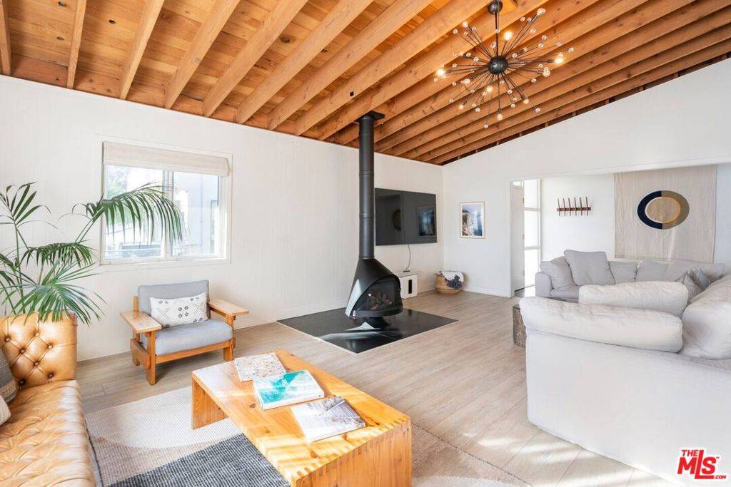 Malibu, CA 90265,21555 Pacific Coast HWY