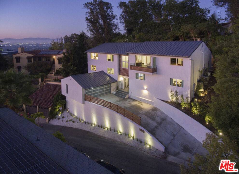 Los Angeles, CA 90068,3319 Charleston WAY