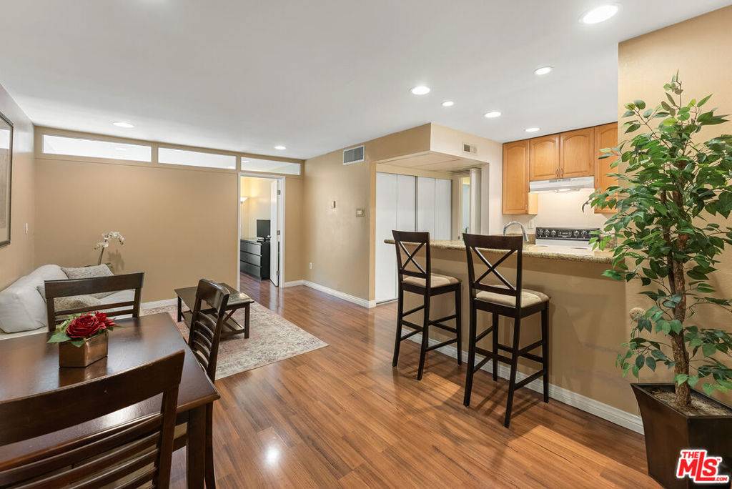 Valley Village, CA 91607,5257 Radford AVE #103