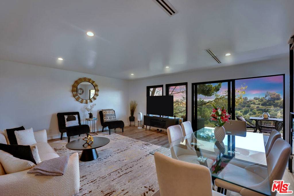 Los Angeles, CA 90046,8960 Crescent DR