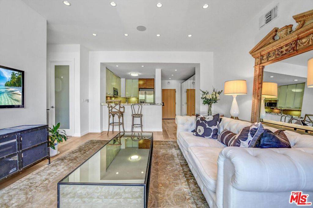 West Hollywood, CA 90069,999 N Doheny DR #106